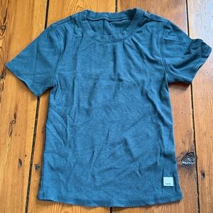 Vuori Evergreen Short Sleeve Pose Fitted Tee size XS